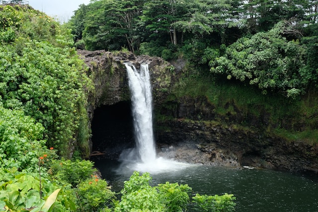 Rainbow Falls , Hawaii
